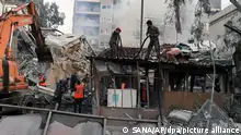 01.04.2024 HANDOUT - Auf diesem von der staatlichen syrischen Nachrichtenagentur SANA zur Verfügung gestellten Foto beseitigen Rettungskräfte die Trümmer eines zerstörten Gebäudes. Bei einem mutmaßlich israelischen Luftangriff in der syrischen Hauptstadt Damaskus ist nach Angaben aus Teheran ein General der iranischen Revolutionsgarden (IRGC) getötet worden. +++ dpa-Bildfunk +++