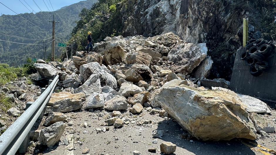 Odron nakon zemljotresa blokira put u udaljenom planinskom predelu Tajvana
