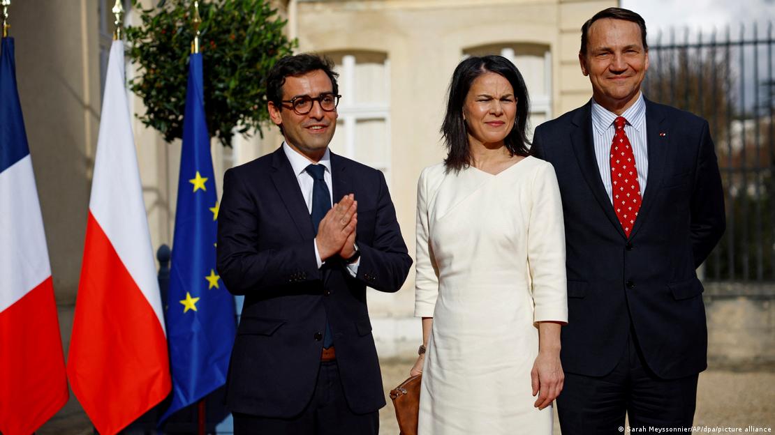 Die drei Außenminister des "Weimarer Dreiecks" (von links nach rechts): Stephane Sejourne (Frankreich), Annalena Baerbock (Deutschland) und Radoslaw Sikorski (Polen) lächeln in die Kameras