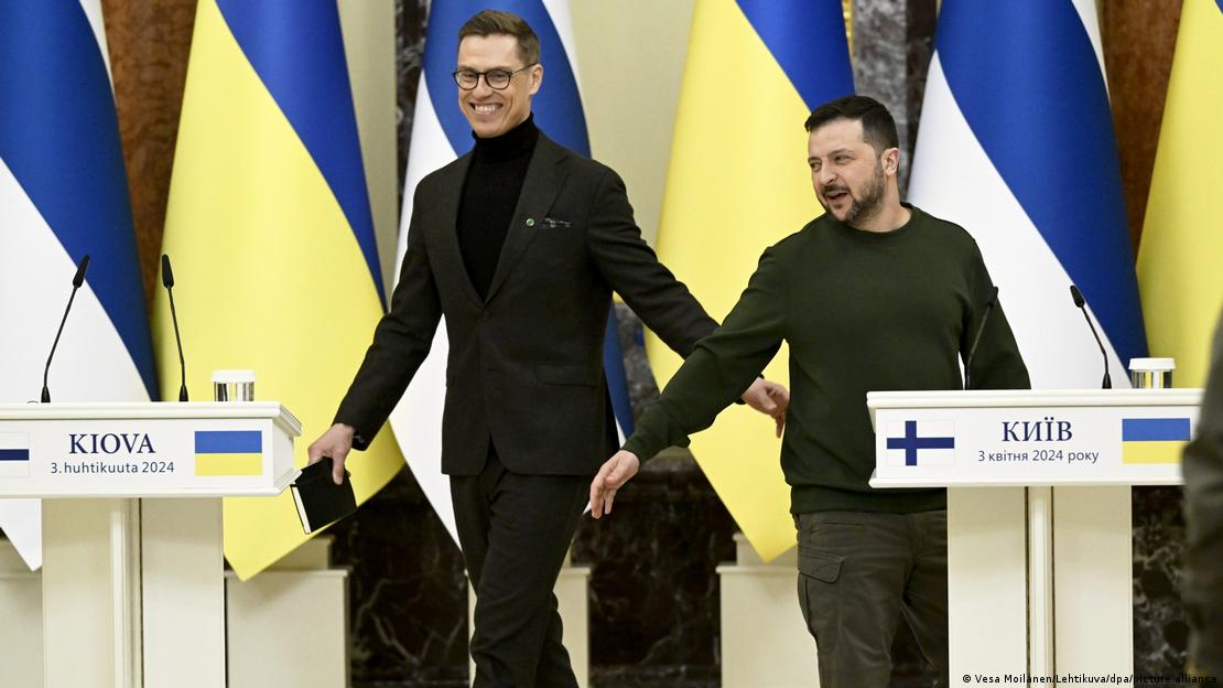 El presidente de Finlandia Alexander Stubb (izq.) y el presidente de Ucrania, Volodímir Zelenski, durante la rueda de prensa en Kiev el miércoles 3 de abril de 2024.