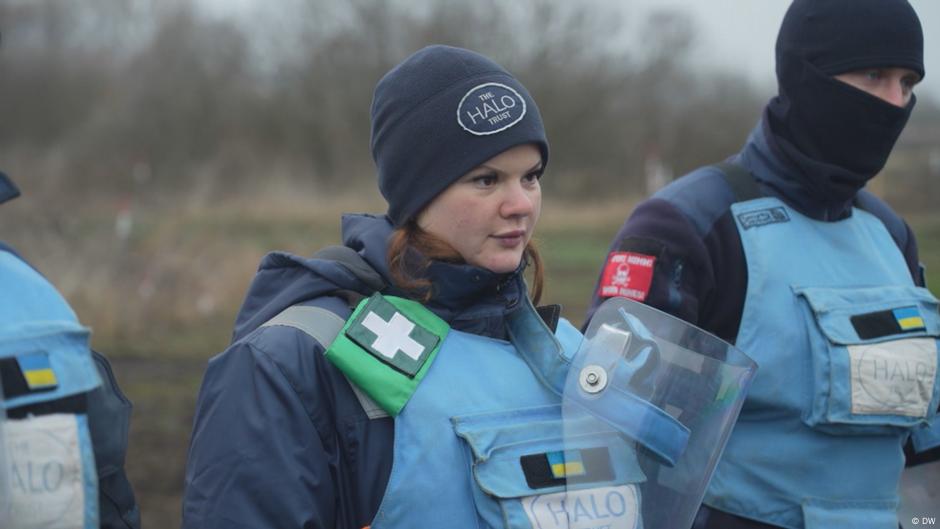 Ukraine war: Female volunteers help clear landmines – DW – 04/04/2024