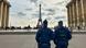 Policías en París frente a la Torre Eiffel. Policías en París frente a la Torre Eiffel.