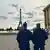 أرشيف: صورة لشرطيين فرنسيين قبالة برج إيفل 