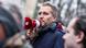 O deputado Petr Bystron falando em um megafone durante uma manifestação O deputado Petr Bystron falando em um megafone durante uma manifestação