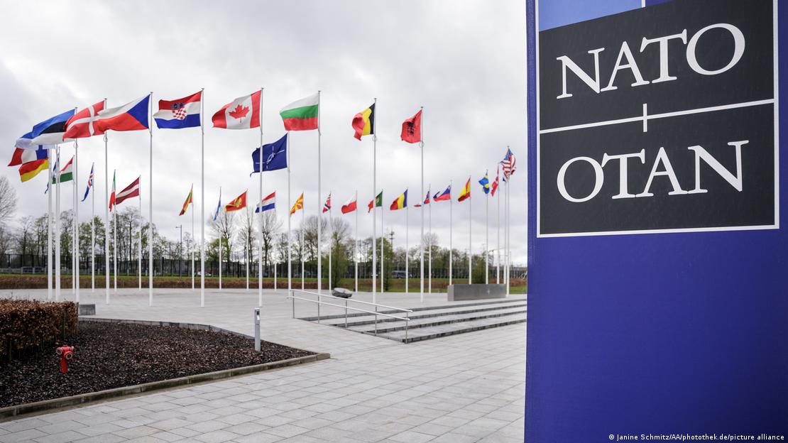 NATO'nun Brüksel'deki karargâhı önünde üye ülkelerin bayrakları dalgalanıyor