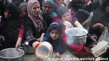 ARCHIV - 02.02.2024, Palästinensische Gebiete, Chan Junis: Palästinenser bei Verteilung von Lebensmitteln in Chan Junis. (zu dpa: «UN: Trotz Warnungen vor Hunger in Gaza nicht mehr Hilfslieferungen») Foto: Hatem Ali/AP/dpa +++ dpa-Bildfunk +++