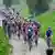 Rennszene aus Radrennen Paris-Roubaix, Fahrerfeld fährt über Kopfsteinpflasterabschnitt