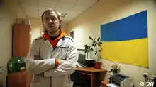 Standbilder aus der DW-Sendung Reporter vom 4.6.24. Sie zeigen Oleksandr Chebotaryóv, der als einer der letzten Ärzte in der ukrainischen Frontstadt Cherson ausharrt. 