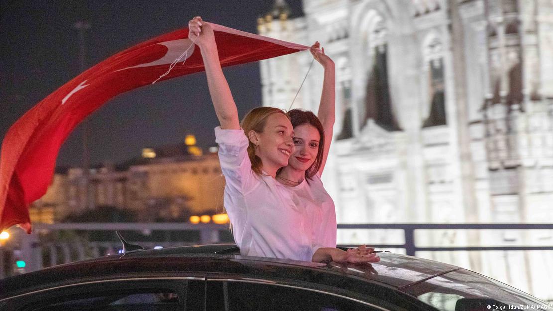 İki kadın 31 Mart'ta Türk bayrağıyla İmamoğlu'nun zaferini kutluyor
