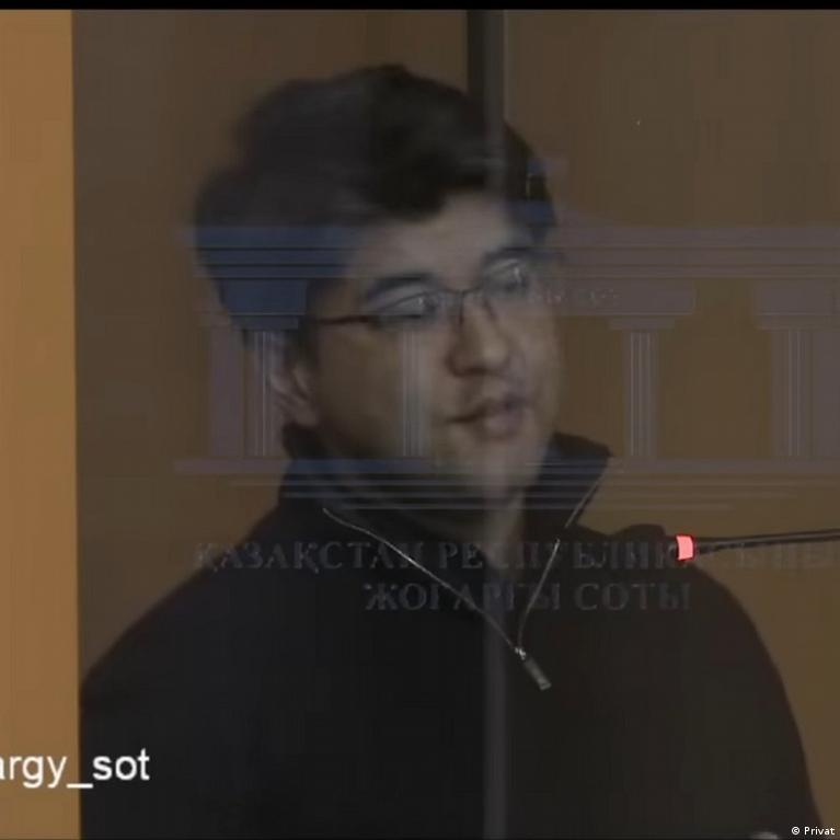 Үстіндегі қызбен виртуалды секс