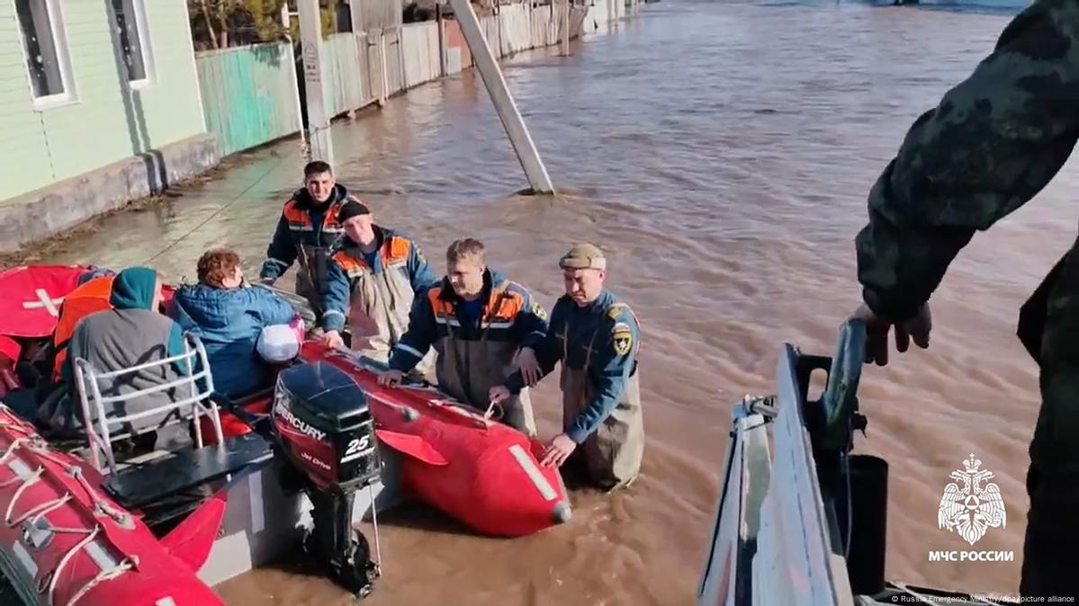 Russia: Orenburg officials urge evacuations amid flooding – DW – 04/06/2024