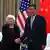 US-Finanzministerin Janet Yellen gibt Chinas Vize-Premier He Lifeng die Hand 