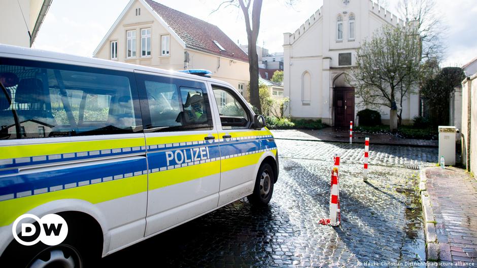Polizei bietet 5.000 Euro für Hinweis auf Anschlag auf Synagoge – DW – 11.04.2024