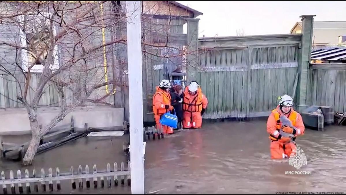 Власти: Ситуация в Орске развивается по худшему сценарию – DW – 07.04.2024