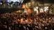 Multidão à noite na rua com muitas bandeiras de Israel Multidão à noite na rua com muitas bandeiras de Israel