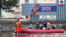 RUSSIA, ORENBURG REGION - APRIL 7, 2024: Rescuers are seen during an operation to evacuate local residents from the flood-hit Leninsky District of the town of Orsk. On the night between 5 and 6 April, a floodbank broke causing the River Ural to flood certain areas in the town. On the evening of the same day another floodbank breach occurred. According to recent reports, more than 6.6 residential buildings have been affected. Yegor Aleyev/TASS PUBLICATIONxINxGERxAUTxONLY 68831569