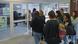 Una fila de personas entrando a un hospital público en Buenos Aires.