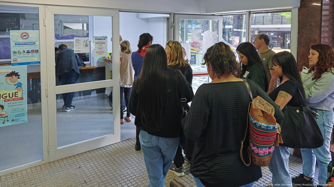 Una fila de personas entrando a un hospital público en Buenos Aires. Una fila de personas entrando a un hospital público en Buenos Aires.