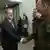 Verteidigungsminister Pistorius schüttelt die Hände von Bundeswehrsoldaten