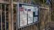 Quadro de avisos em russo nas grades do Consulado Geral da Rússia em Bonn