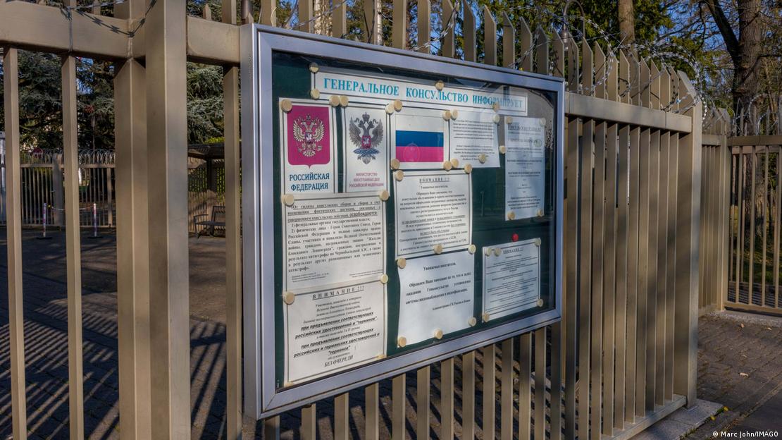 Quadro de avisos em russo nas grades do Consulado Geral da Rússia em Bonn