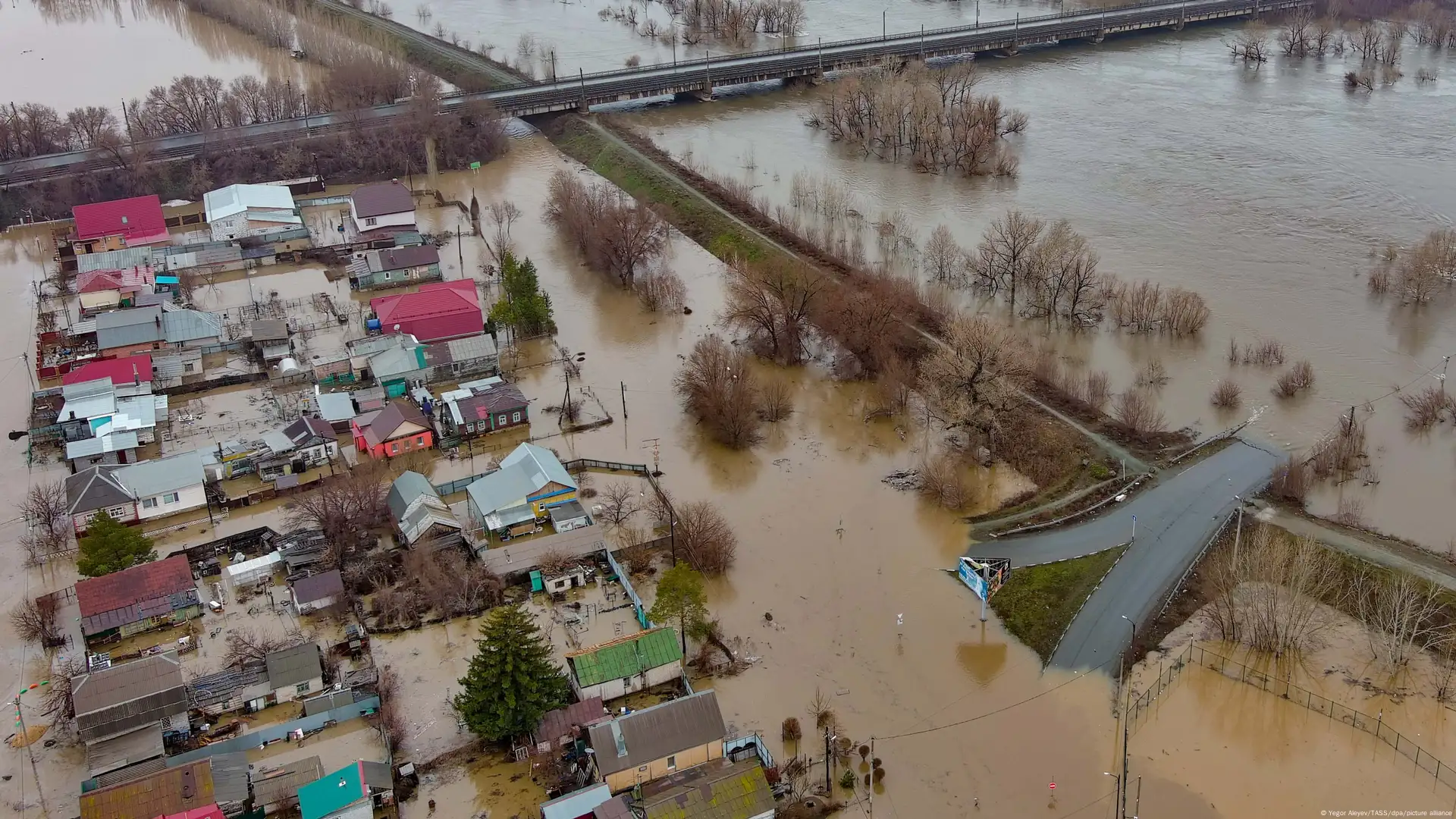 Наводнение в РФ: пик паводка в Оренбурге и уход воды в Орске – DW –  13.04.2024