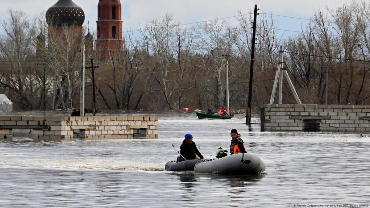 В затопленном Орске - митинг жителей с требованием о помощи – DW –  08.04.2024