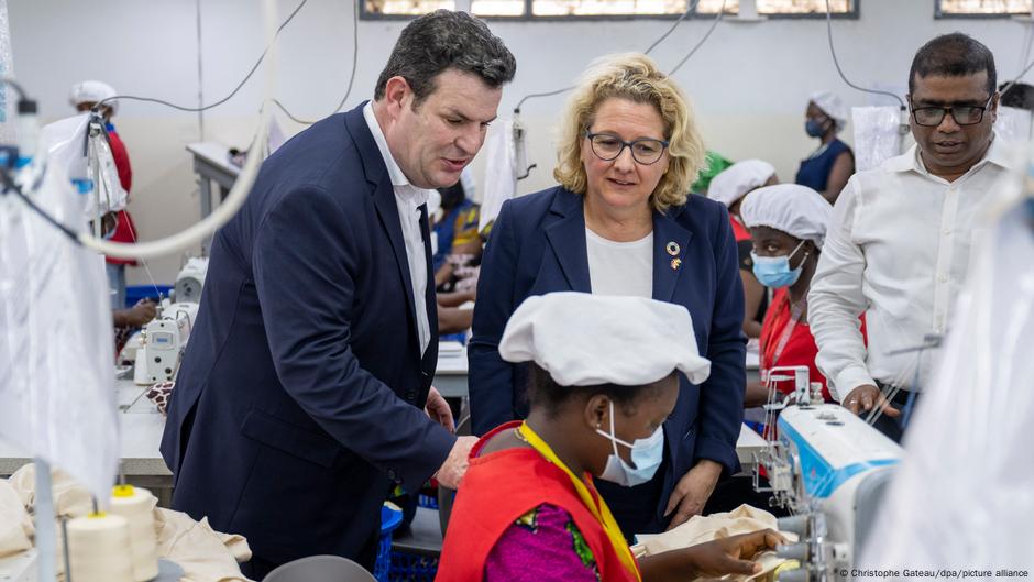 Nemački ministar rada Hubertus Hajl (SPD) i ministarka razvoja Svenja Šulce (SPD) upoznali su se sa uslovima rada u jednoj fabrici tekstila tokom posete Gani u februaru 2023.