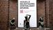 Cartaz da campanha atrás de estátua com seios nus desbotados em Bremen com dizeres "Assédio sexual deixa marcas". Cartaz da campanha atrás de estátua com seios nus desbotados em Bremen com dizeres "Assédio sexual deixa marcas".