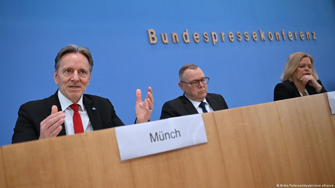 Presidenti i BKA Holger Münch, ministri i Brendshëm i Brandenburgut Michael Stübgen dhe ministrja e Brendshme e Federatës Nancy Faeser duke prezantuar statistikën e kriminalistikës për vitin 2023