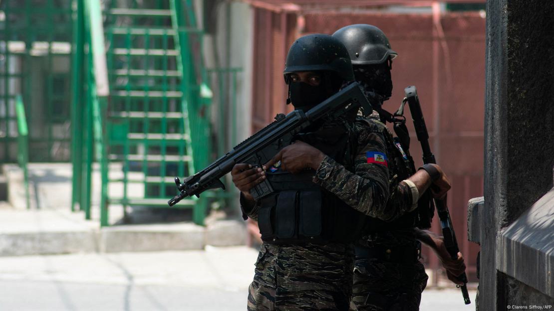 Policías haitianos montan guardia en una esquina en medio de la violencia de las bandas en Puerto Príncipe. (Imagen de archivo: 08.04.2024)