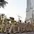 Homens em parada militar em Dubai