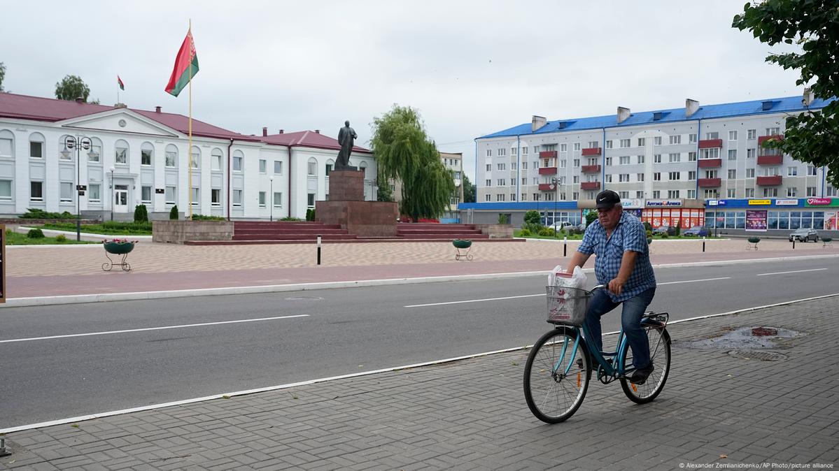 Как белорусов удерживают на рабочих местах – DW – 10.04.2024