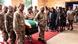 Des porteurs militaires sud-africains portent un cercueil et passent devant des civils sur un tapis rouge Des porteurs militaires sud-africains portent un cercueil et passent devant des civils sur un tapis rouge