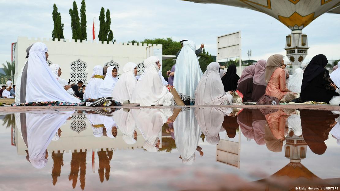Indonesian worshippers take part in Eid prayer on April 10
