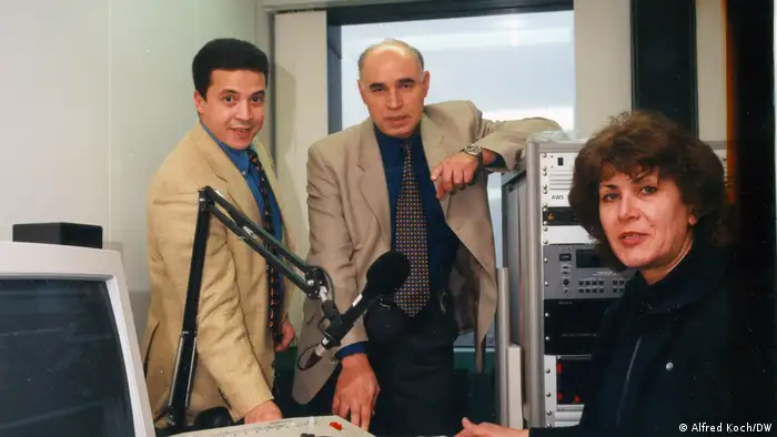 Mitarbeitende der arabischen DW-Redaktion am Schnittplatz in Bonn im Jahr 1999 (Archivbild).