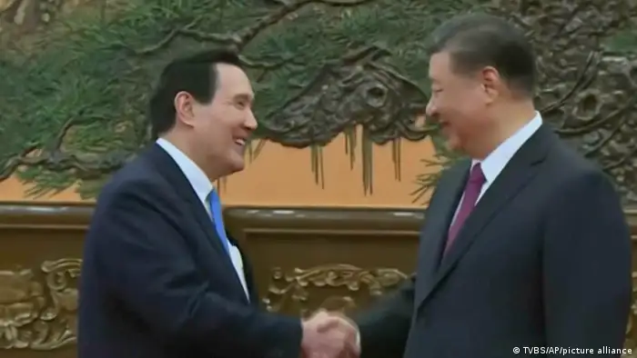 中国国家主席习近平4月10日在北京会晤台湾前总统马英九
