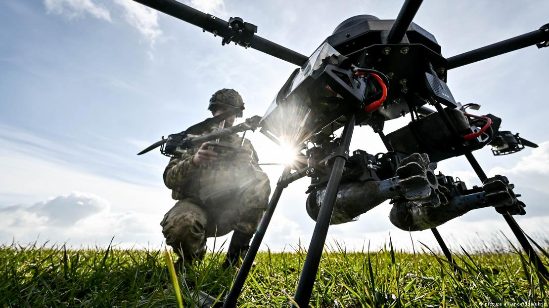 Një ushtar starton një dron në Zaporishja