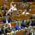 Mitglieder des EU-Parlaments sitzen in Reihen im Plenum und stimmen ab