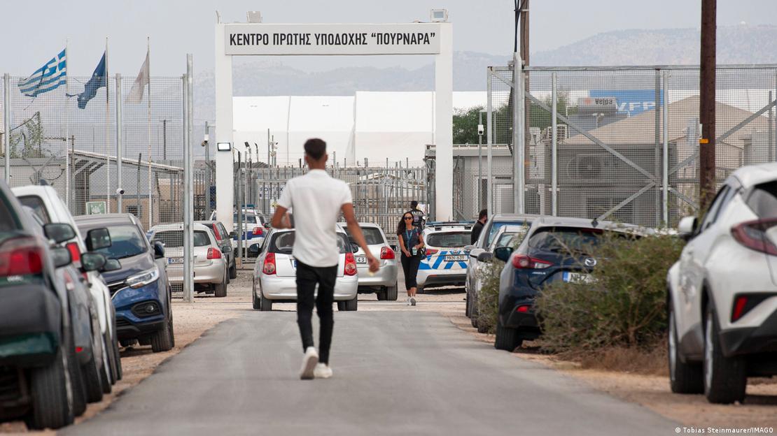 Kıbrıs’taki Purnara Mülteci Kampı girişinde otomobiller ve insanlar