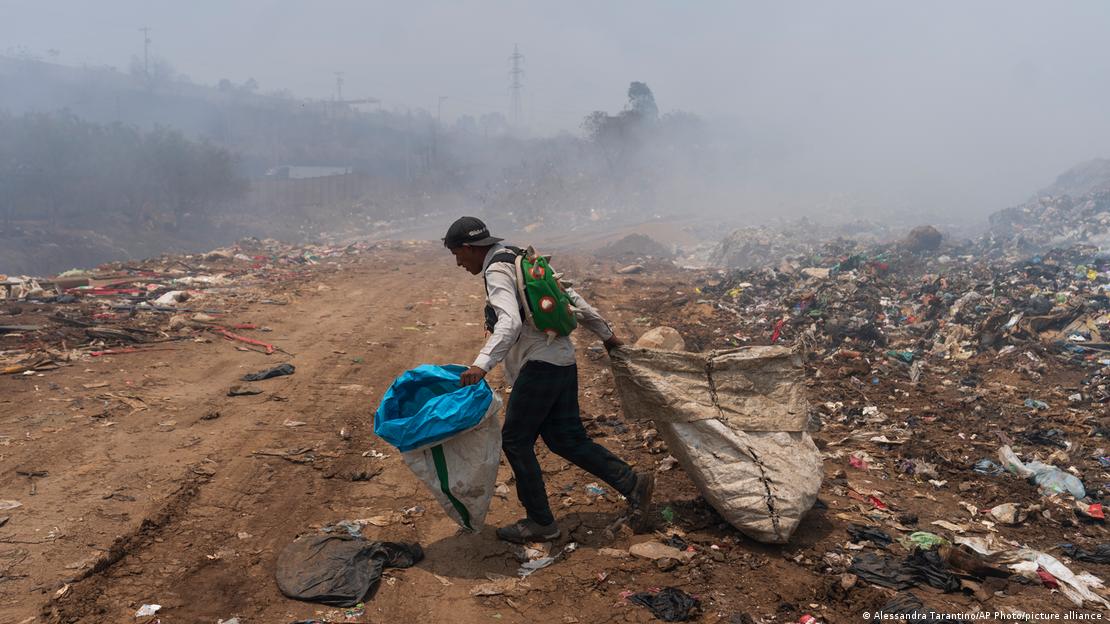 Un hombre busca objetos en la basura en Villa Nueva, Guatemala. (2024).