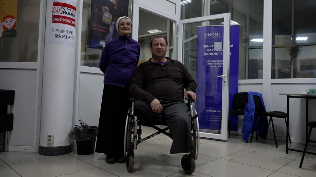 Homem em cadeira de rodas em um centro de acolhimento