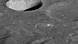 Esta imagen muestra Danuri en el recuadro blanco cerca de la esquina derecha de la imagen. El gran cráter en forma de cuenco visible en la parte superior izquierda tiene una anchura de 12 kilómetros.