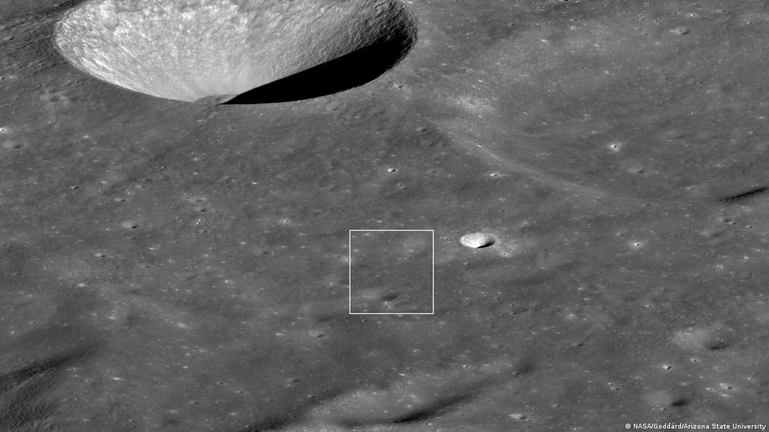 Esta imagen muestra Danuri en el recuadro blanco cerca de la esquina derecha de la imagen. El gran cráter en forma de cuenco visible en la parte superior izquierda tiene una anchura de 12 kilómetros.