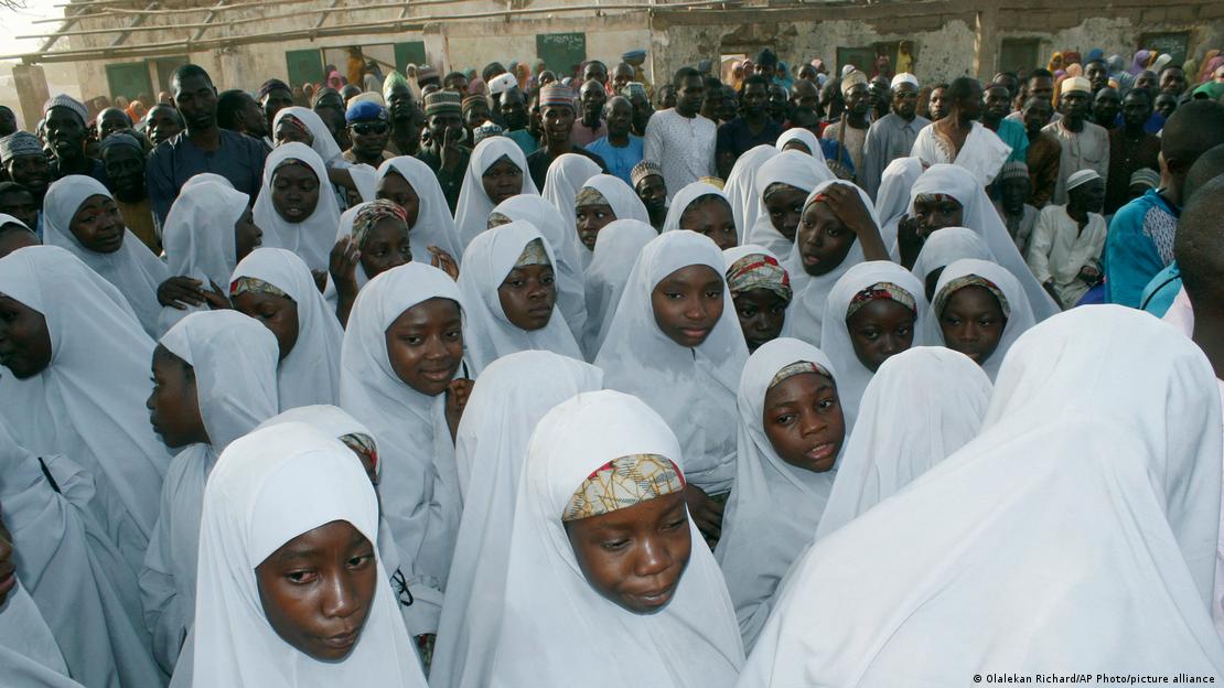 Numerosas jovens africanas de véu islâmico