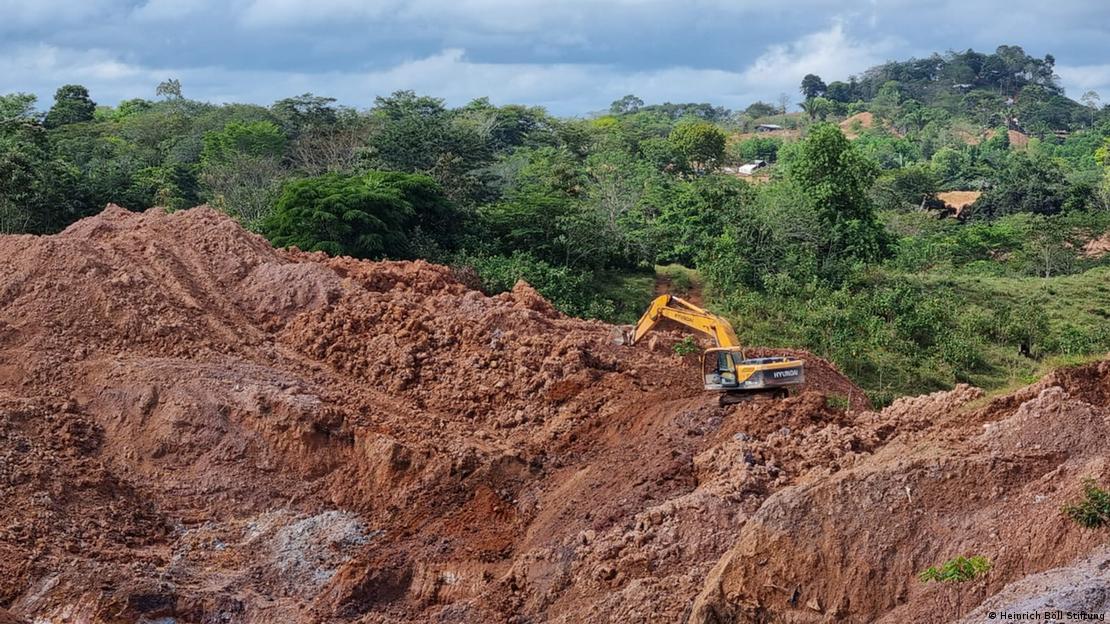 Excavadoras trabajan en la reserva natural de Indio Maíz, sur de Nicaragua, donde empresas mineras chinas han recibido concesiones de explotación. (Archivo).