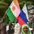 Сторонники военной хунты, захватившей власть в Нигере в 2023 году, держат в руках флаги Нигера и России