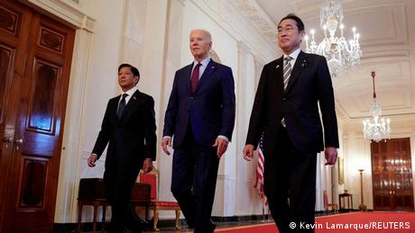Joe Biden garantiert Japan und den Philippinen bei einem Dreiergipfel die Unterstützung der USA.