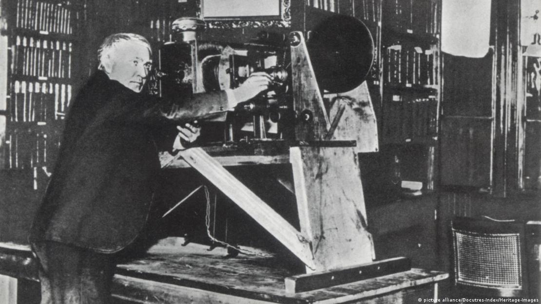 Thomas Edison mexendo em um equipamento