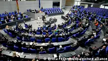 12.04.2024+++ Die Abgeordneten stimmen während der 164. Sitzung des Bundestages ab. Thema der Debatte ist das DÜV-Anpassungsgesetz und das Bezahlkartengesetz. +++ dpa-Bildfunk +++